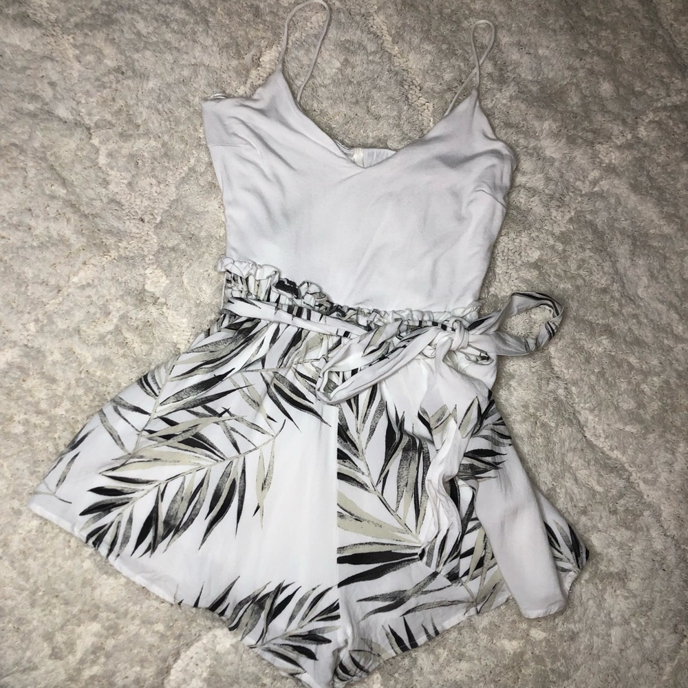 Sage Leaf Pattern Romper - image 1